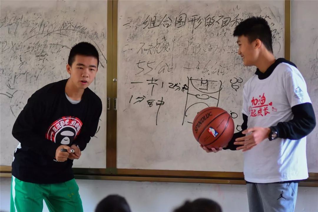 一群外来人带着「梦想」的旅行箱，打破了山娃娃们的平静生活……