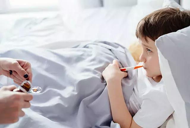 如何正确给婴儿喂药的方法,婴儿喂药的正确姿势和方法