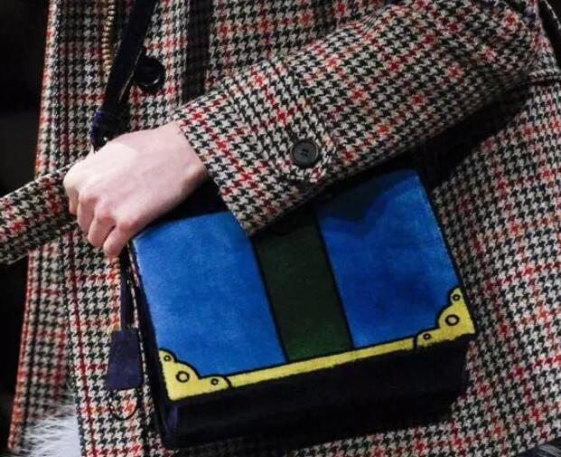 普拉达杀手包中号新款有没有黄色,2020年流行的普拉达包包是什么