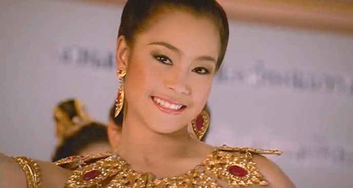 女孩为了心爱的王子，从丑小鸭变成白天鹅，男孩却选择了爱情