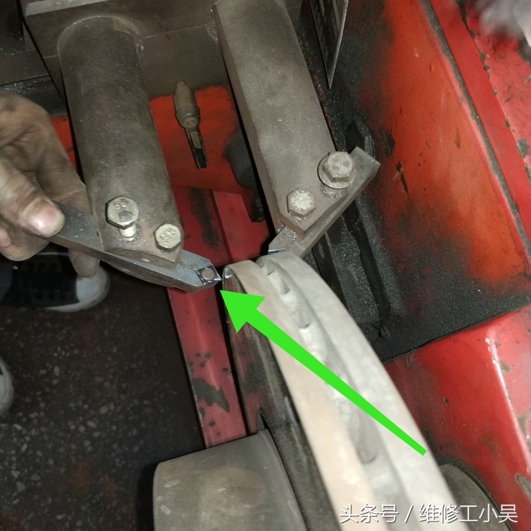 宝马x1汽车刹车时后备箱异响,宝马x1刹车不很灵怎么回事