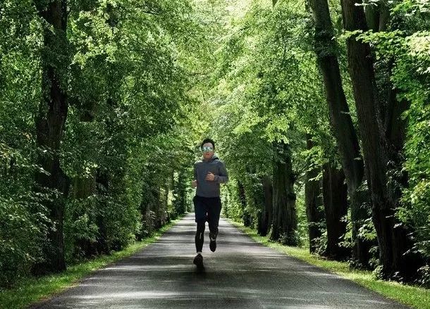 许巍老了多了份沧桑感,许巍是个历经沧桑又怎么样的人