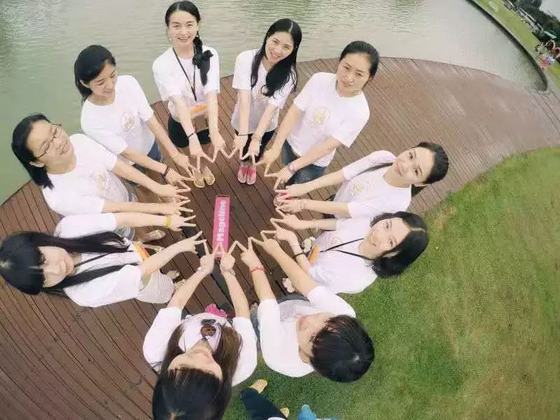 初中毕业白手起家年入10亿,毕业5年存款仅1000