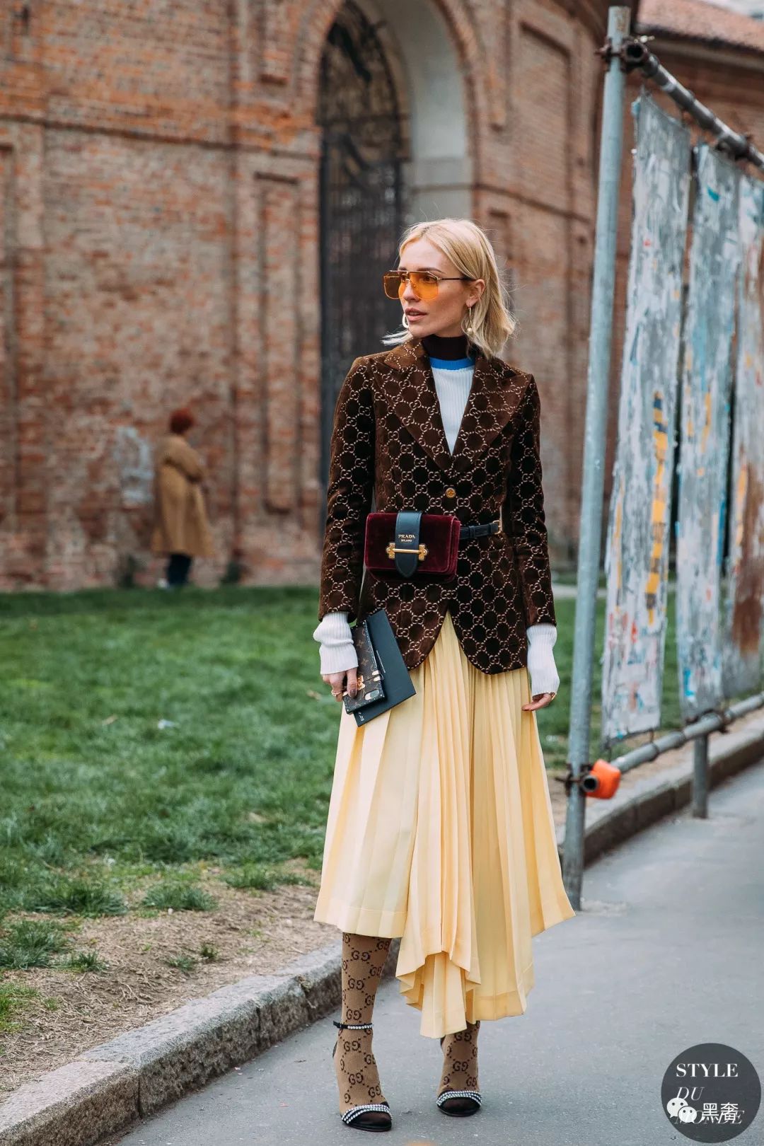 结婚当天适合妈妈背的包推荐,去参加婚礼背什么颜色的包合适