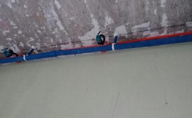 第一次看到这样处理顶部水管的，连邻居看到后也要师傅这样做