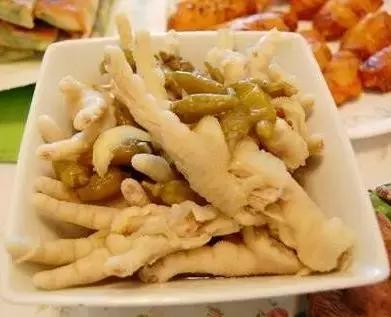 中国大妈出国探望儿子，行李箱被打开的那一刻，所有人都惊呆了！