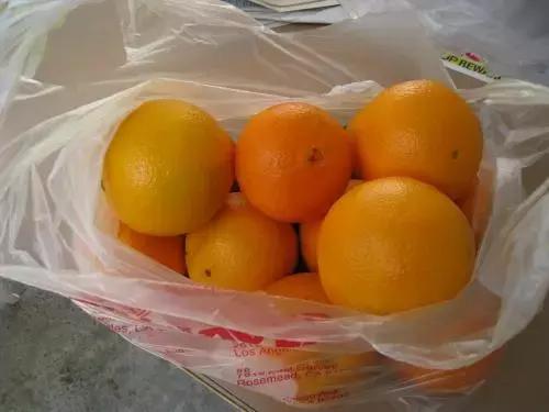 中国大妈出国探望儿子，行李箱被打开的那一刻，所有人都惊呆了！