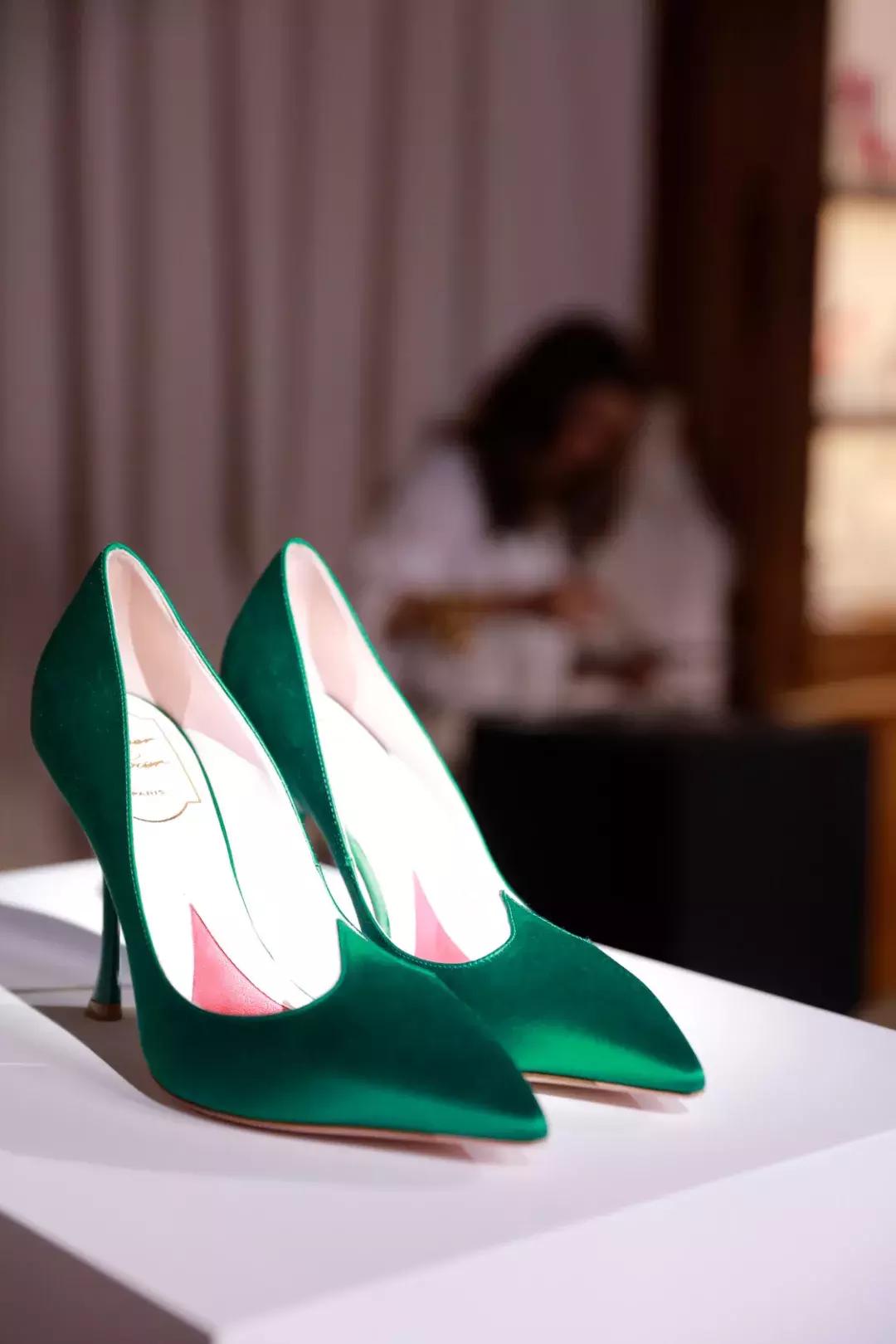 戚薇霸气走秀,唐嫣戚薇机场街拍大全