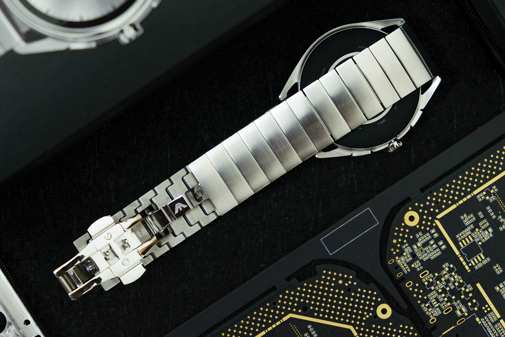 何必花钱买AppleWatch,阿玛尼智能触屏腕表难道不出色?