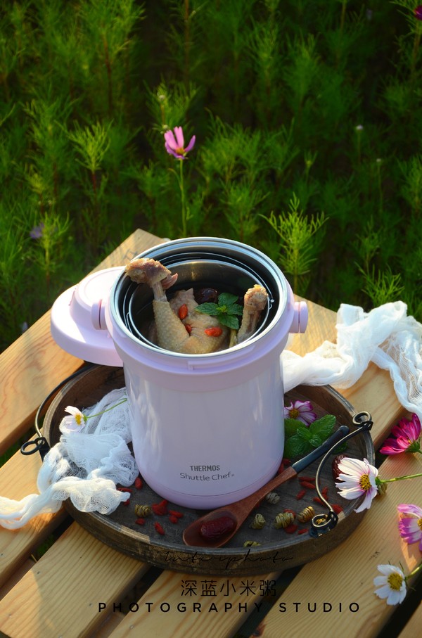 你还在厨房里汗流浃背地煲汤吗？试试这款焖烧锅，让你美美哒喝汤