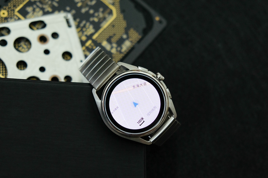 何必花钱买AppleWatch,阿玛尼智能触屏腕表难道不出色?