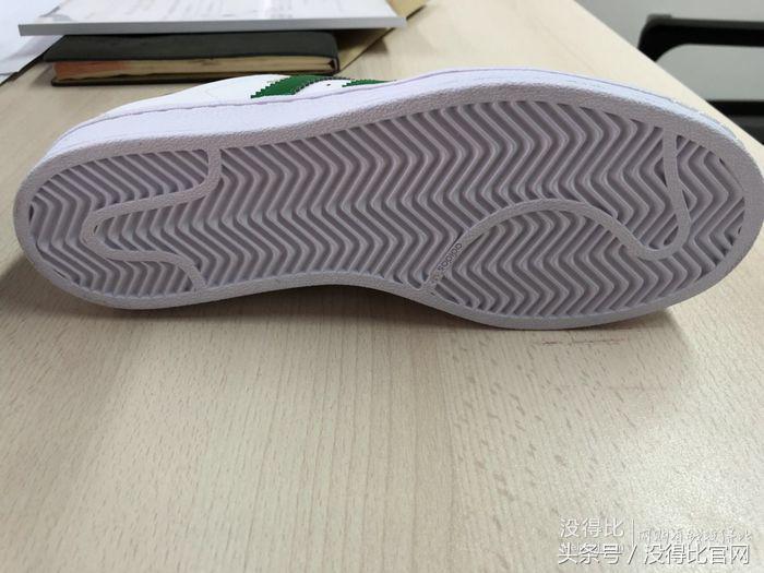 耐克白绿金标,阿迪金标白色