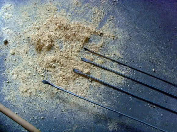 日本人用小竹子做鱼竿去小沟钓鱼,钓鱼人手工制作竹子鱼竿