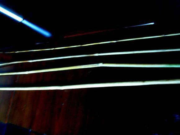 日本人用小竹子做鱼竿去小沟钓鱼,钓鱼人手工制作竹子鱼竿