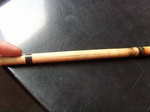 日本人用小竹子做鱼竿去小沟钓鱼,钓鱼人手工制作竹子鱼竿