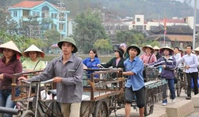 越南美女逛中国繁华街道,中国越南美女最多的一个城市