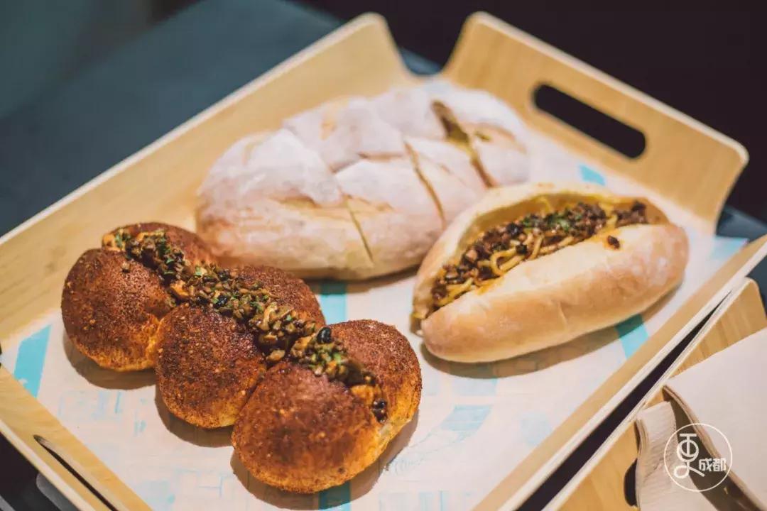 今天刷爆成都人朋友圈的网红奶茶店，卖起了五粮液水果茶和川菜！