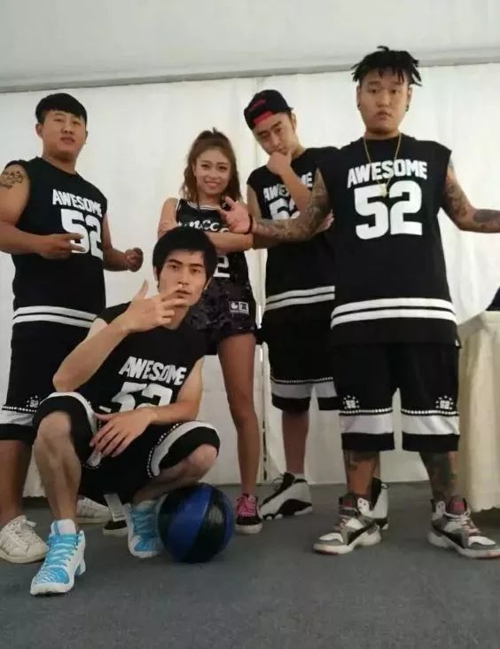 达瓦孜传人天门山走钢丝 (达瓦孜蒙眼走钢丝完整版)