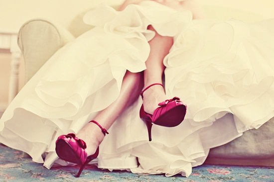 鞋子脚后跟磨脚有什么小妙招,凉鞋太紧了磨脚怎么办