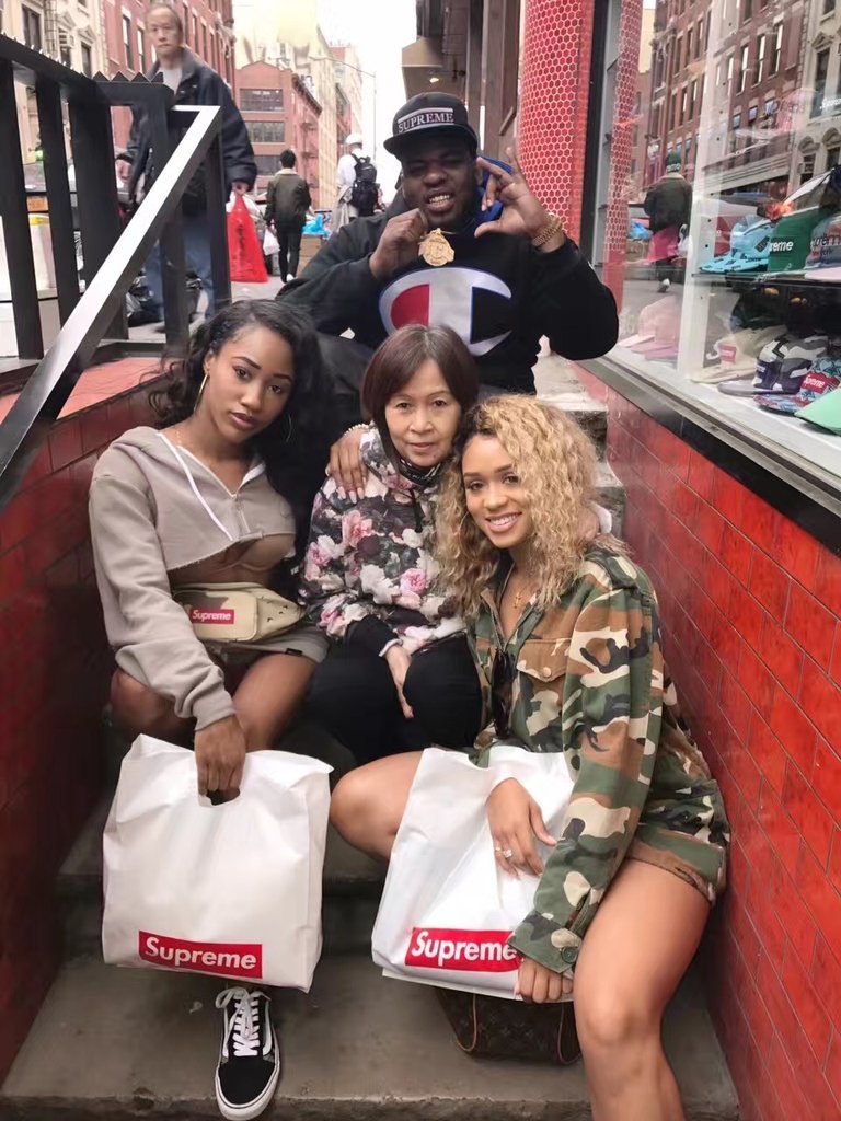 中国大妈靠卖大金链子在纽约称霸