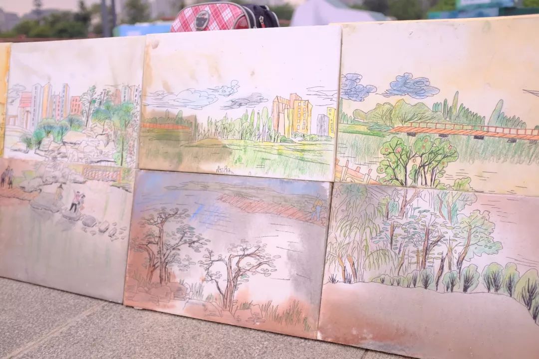 绿·道——天府绿道采风写生作品展巡展亮相锦城湖，小朋友们写生忙