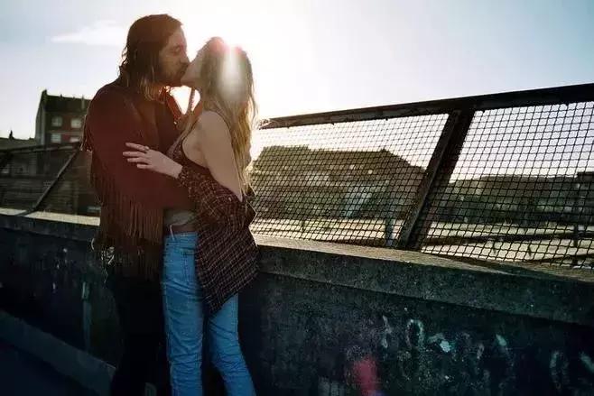 如果男人外面有女人的表现,如果男人在外面有女人怎么办