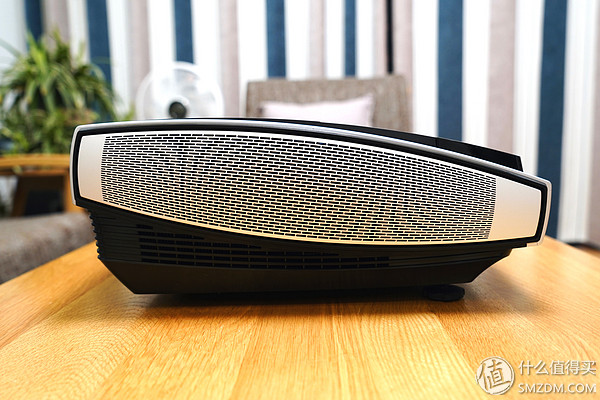 坚果激光电视u1120寸,坚果超短焦4k投影仪价格