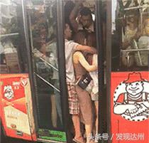 我在达州早高峰的公交车上,遇见了真正的勇士!