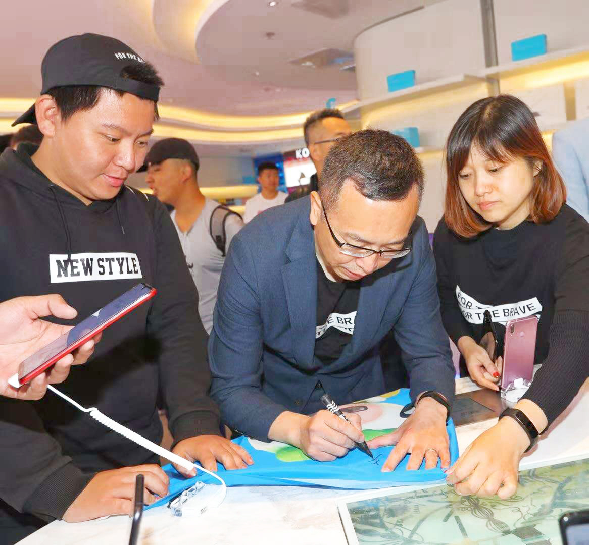 荣耀第一家零售直营店,荣耀第100代