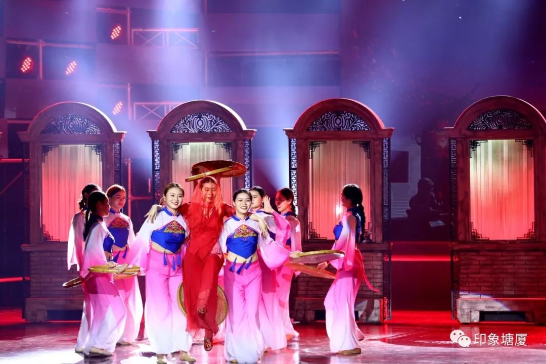 塘厦举行“拥抱新时代”国庆文艺晚会，精品节目陶醉观众