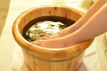 四个泡脚药方让你湿气全无,每天泡脚10分钟清除体内湿气