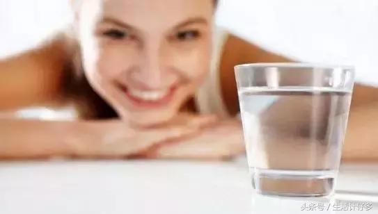 嘴唇开裂让你丑10倍，不花1分钱一招立刻变水润！