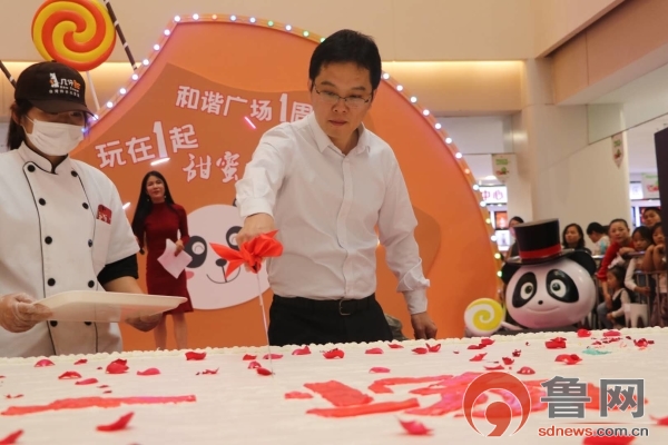 六米巨型蛋糕惊艳菏泽银座和谐广场周年庆典