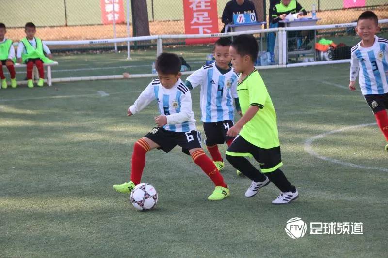 “踢球吧宝贝”足球要从从娃娃抓起