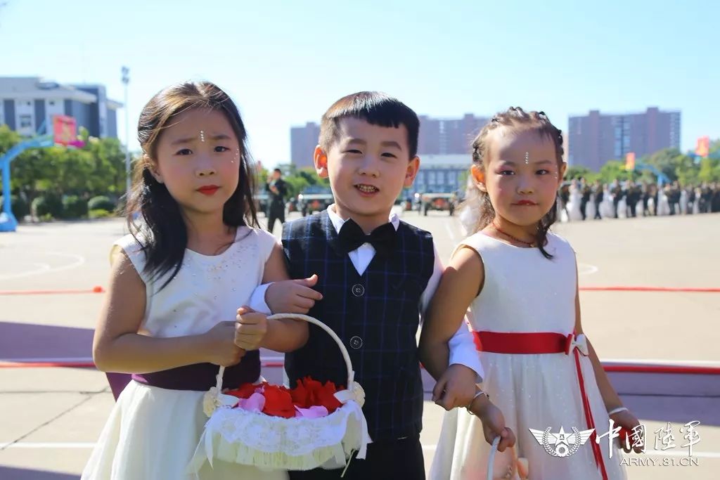 军旗为证，战友为媒：你嫁给爱情的样子，真美！