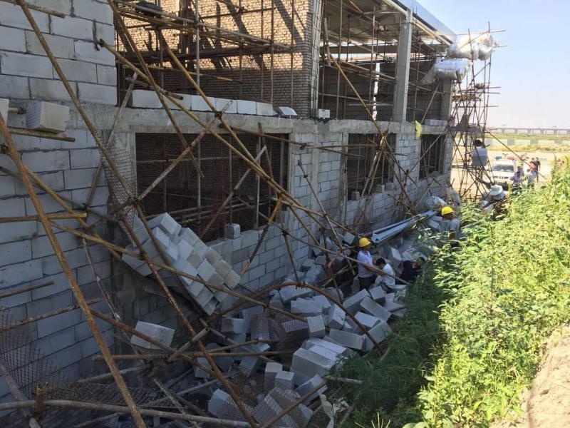 杭州塔吊倒塌事件两死一伤,塔吊倒塌砸伤人