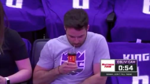 驰名商标中国制造的老干妈,像外国人这样子吃!口水要流一地