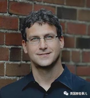 富豪假扮游客去谈生意，一出手就救下这个濒临灭绝的小国家，太魔幻