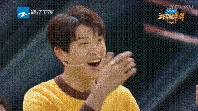 只穿一件t恤的视频,只穿一件t恤搭配