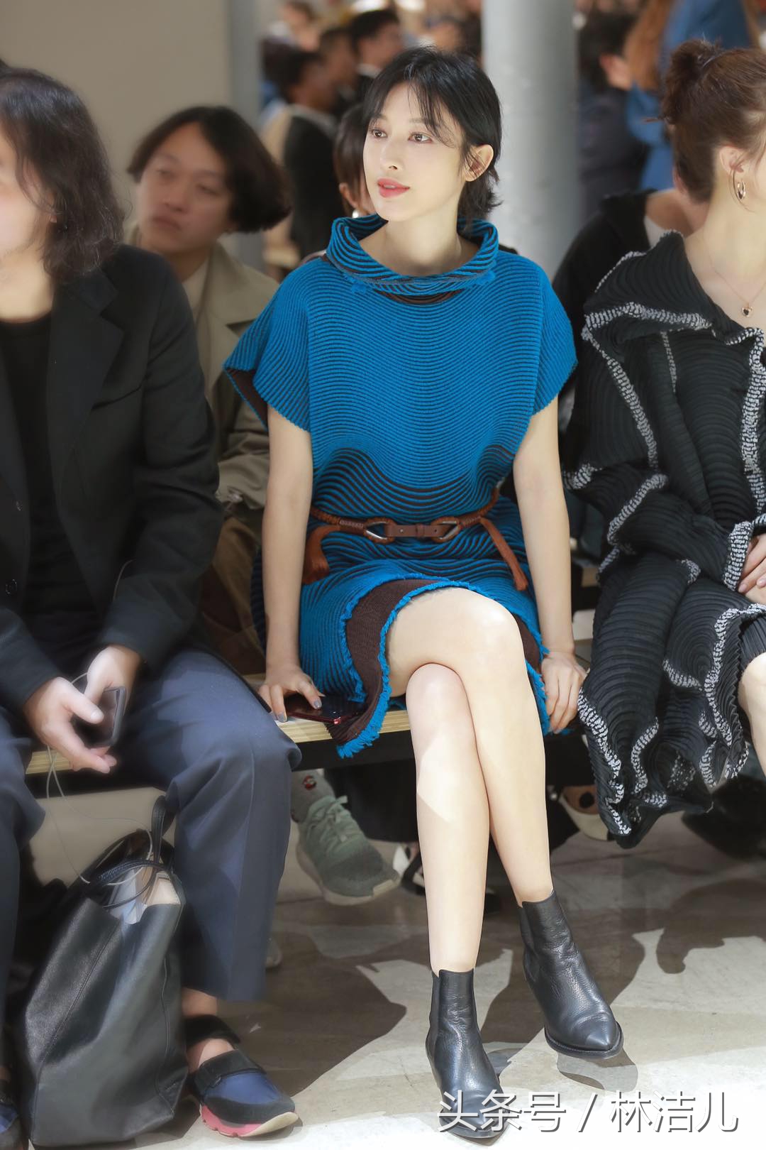 只穿一件t恤的视频,只穿一件t恤搭配