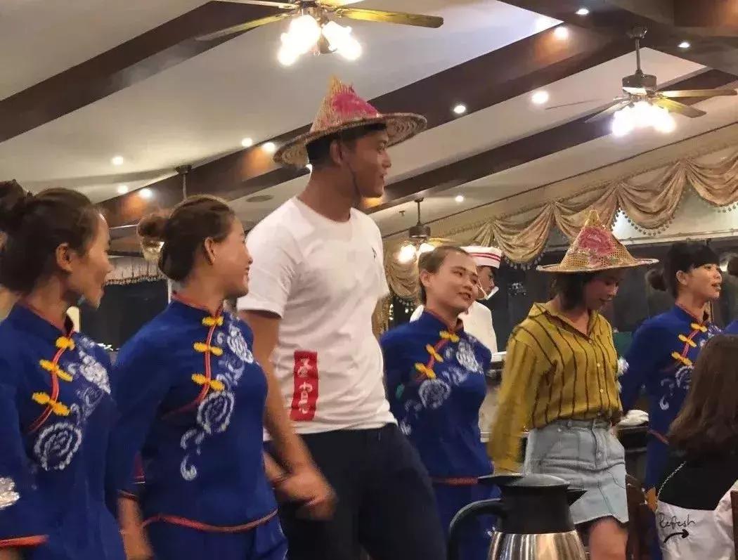 三亚火车头万人海鲜广场哪家好吃,在三亚3000元一桌的海鲜大餐