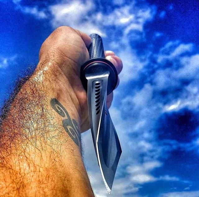 如果在丛林遭到猛虎袭击，给你5把*刀军**，你选哪个？