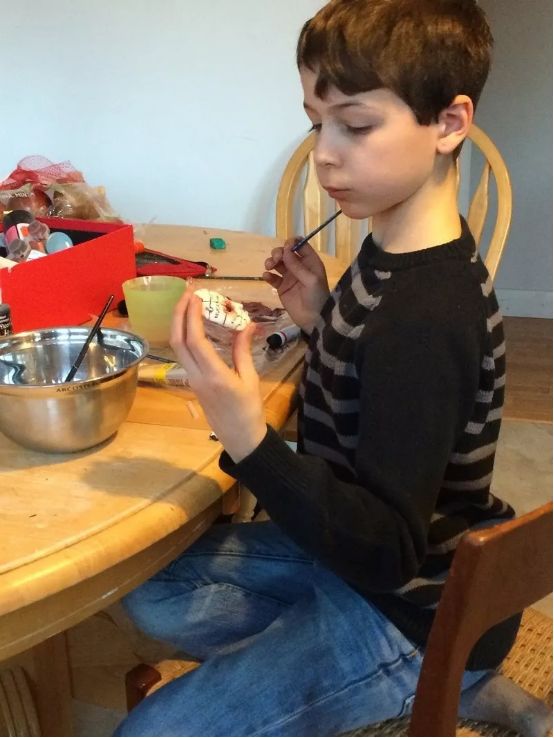 孩子用盒子建造废弃城市在家里,12岁男孩自己捡破烂