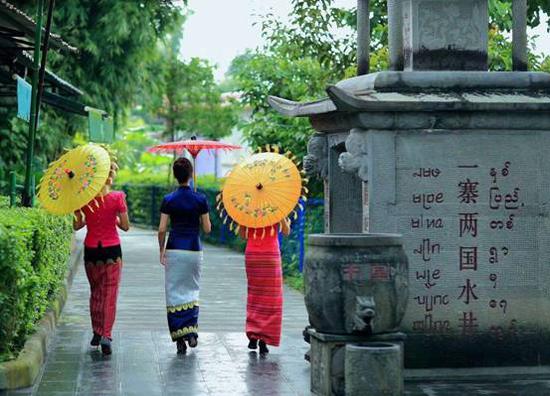 感受“一寨两国”边境奇观新浪大V小V走进瑞丽