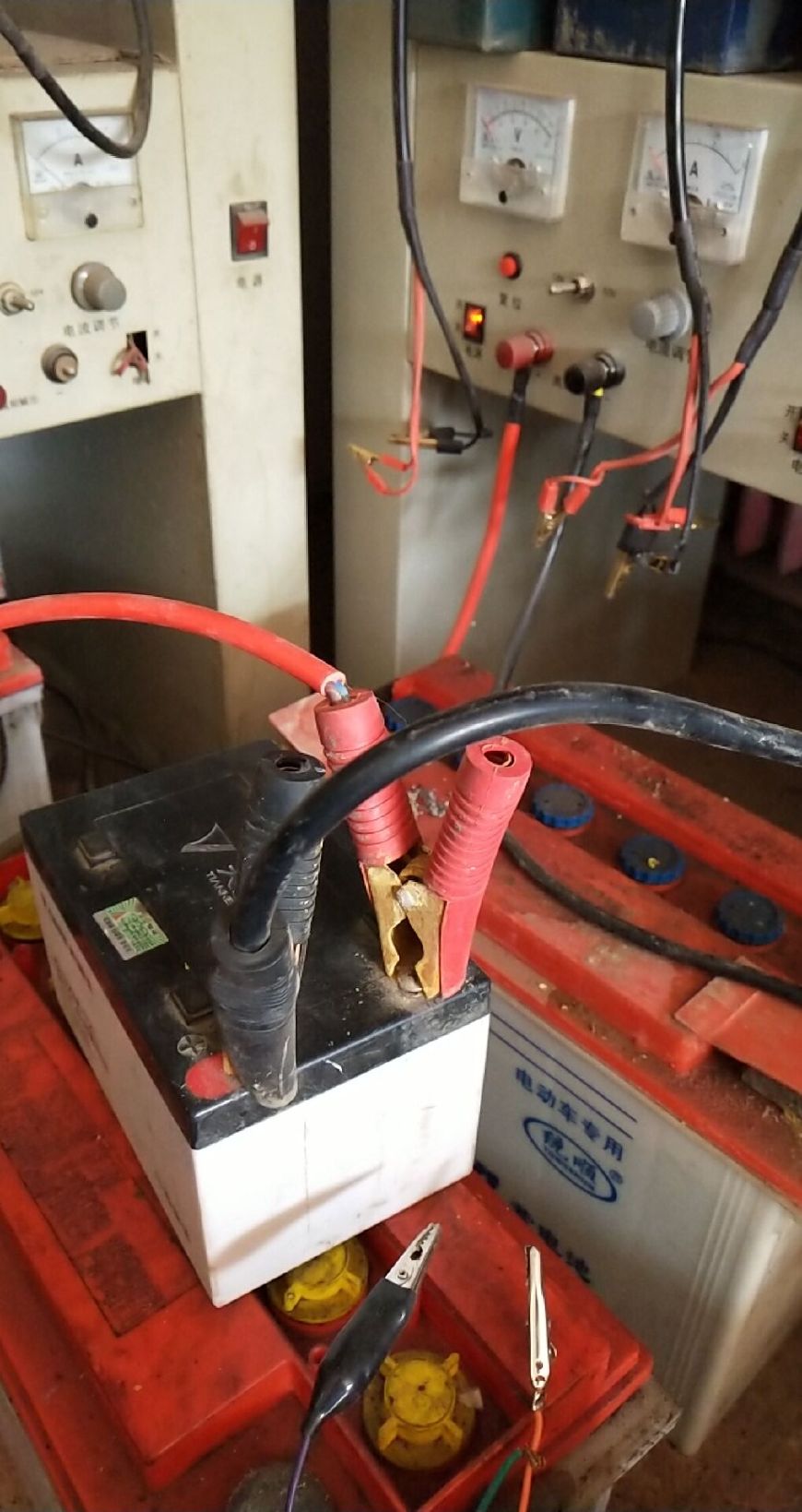 电动车充电连接头发热是什么原因,电动车电瓶加修复液后发热