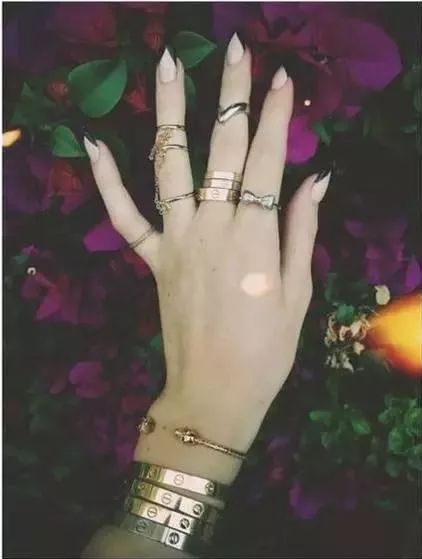 卡地亚手镯划痕在家怎么处理,卡地亚五万手镯掉色