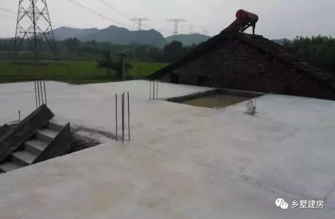 小伙回农村改造老屋子用了50万元,小伙回农村建房子