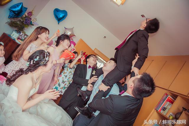 接亲整蛊伴郎团一般几个游戏,接亲搞笑伴郎