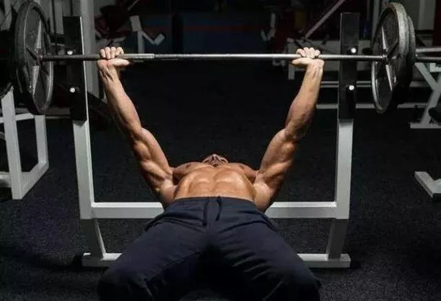 胸肌训练六个动作告别薄弱上胸,卧推杠铃练胸肌最好的6个动作