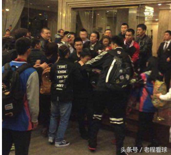 郭艾伦被肘击倒地,郭艾伦被肘击教练被罚出场